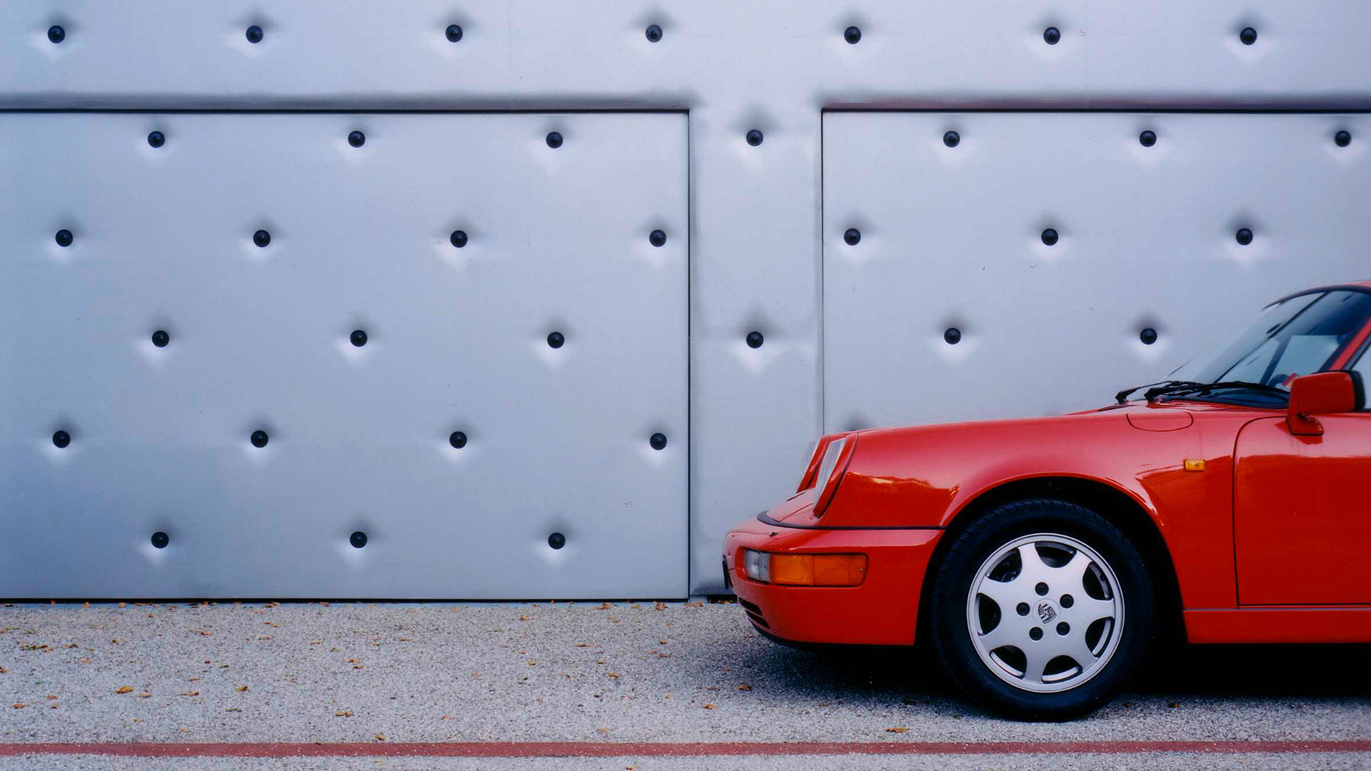 Porsche_vor_Garage